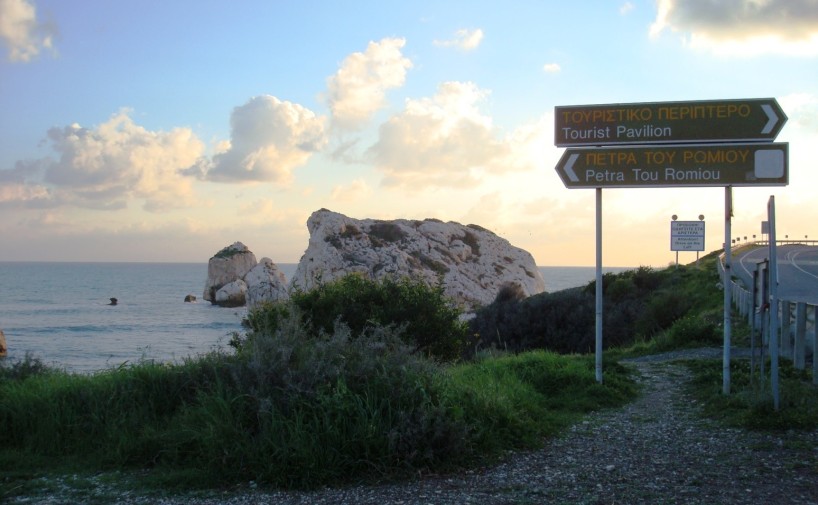 Image article, Le bord de mer près de Paphos en Chypre, sur le lieu-dit Petra tou Romiou, CC-BY-SA 3.0 Genet Wikim